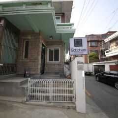 Stitches House - Hostel парковка
