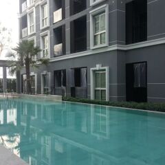 Отель Plum Condo Don Muang Airport Transfer Бангкок бассейн