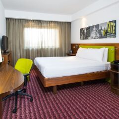 Отель Hampton by Hilton Liverpool City Center сейф в номере