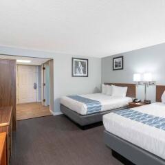 Отель Days Inn by Wyndham Gatlinburg On The River комната для гостей