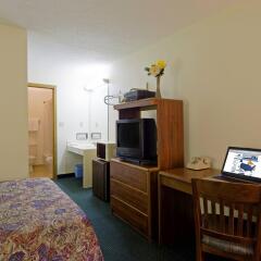 Отель Americas Best Value Inn Columbus North Колумбус удобства в номере
