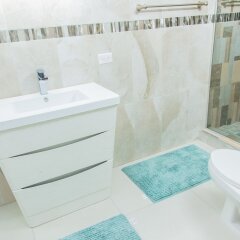 Отель Comlin Bank 13 by Pro Homes Jamaica Ямайка, Кингстон - отзывы, цены и фото номеров - забронировать отель Comlin Bank 13 by Pro Homes Jamaica онлайн ванная фото 2