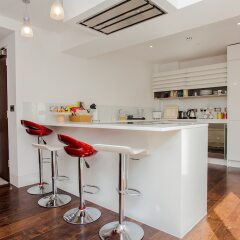 Апартаменты Exquisite 2 Bedroom Apartment In Bank гостиничный бар