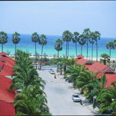 Отель The Old Phuket - Karon Beach Resort пляж