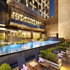 The Leela Ambience Convention Hotel, Delhi бассейн