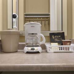 Отель Colonial Square Inn & Suites ванная