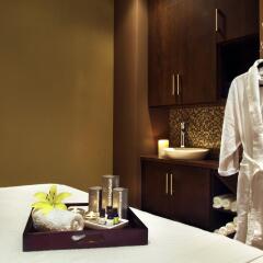 Отель Four Points by Sheraton Calgary Airport в номере
