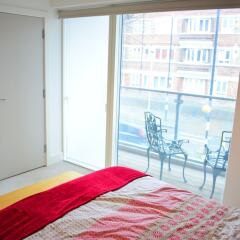 Отель Bermondsey 2 Bedroom Flat With Garden Великобритания, Лондон - отзывы, цены и фото номеров - забронировать отель Bermondsey 2 Bedroom Flat With Garden онлайн комната для гостей фото 2