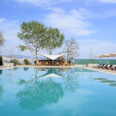 Lucy Hotel бассейн