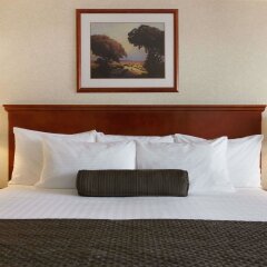 Отель Days Inn & Suites Langley сейф в номере