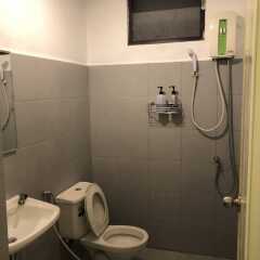 Отель Backpack Station Pattaya - Hostel Таиланд, Паттайя - отзывы, цены и фото номеров - забронировать отель Backpack Station Pattaya - Hostel онлайн ванная фото 2