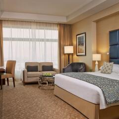 Отель Al Ghurair Rayhaan by Rotana Представительский номер с различными типами кроватей