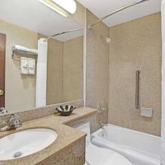Отель Days Inn by Wyndham Jamaica / JFK Airport ванная фото 2