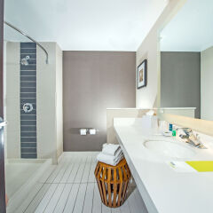 Отель Four Points by Sheraton Las Vegas East Flamingo США, Лас-Вегас - отзывы, цены и фото номеров - забронировать отель Four Points by Sheraton Las Vegas East Flamingo онлайн ванная фото 3