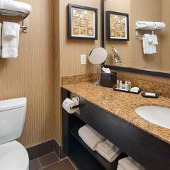 Отель Best Western Premier Freeport Inn Calgary Airport Канада, Калгари - отзывы, цены и фото номеров - забронировать отель Best Western Premier Freeport Inn Calgary Airport онлайн ванная фото 2