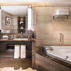 Отель Millennium Hilton Seoul Южная Корея, Сеул - 1 отзыв об отеле, цены и фото номеров - забронировать отель Millennium Hilton Seoul онлайн ванная
