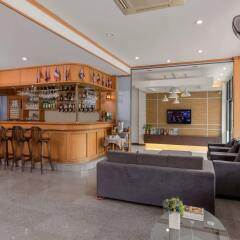 Отель Seven Oak Inn гостиничный бар