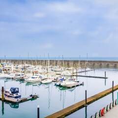 Отель Rethink Living - Luxury Brighton Marina пляж