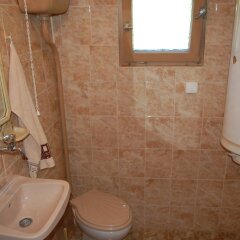 Отель Holiday Home Lyubovo Болгария, Боженци - отзывы, цены и фото номеров - забронировать отель Holiday Home Lyubovo онлайн ванная