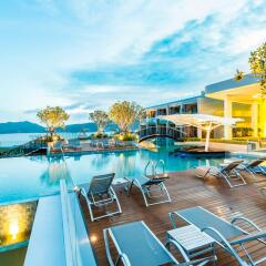 Отель Crest Resort & Pool Villas бассейн