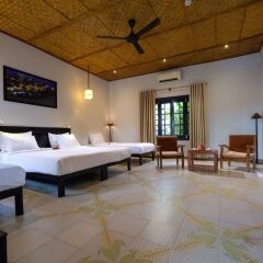 Отель Hoi An Corn Riverside Villa сейф в номере