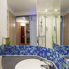 Отель Holiday Inn Express Munich Airport Германия, Мюнхен - отзывы, цены и фото номеров - забронировать отель Holiday Inn Express Munich Airport онлайн ванная фото 2
