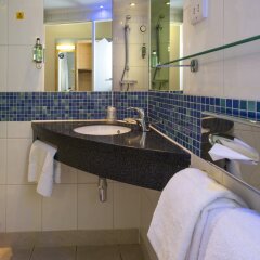 Отель Holiday Inn Express Edinburgh – Royal Mile Великобритания, Эдинбург - 1 отзыв об отеле, цены и фото номеров - забронировать отель Holiday Inn Express Edinburgh – Royal Mile онлайн ванная