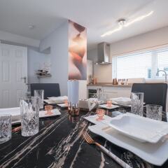 Отель Fred's Flat With Sea View Брайтон в номере
