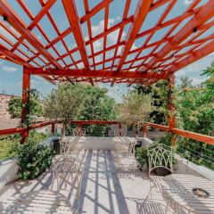 ART Hostel & Apartments Тирана балкон