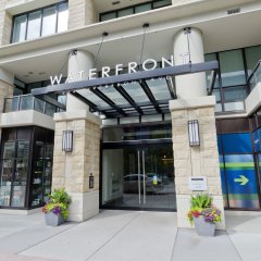 Отель Suite Digs Waterfront Канада, Калгари - отзывы, цены и фото номеров - забронировать отель Suite Digs Waterfront онлайн вид на фасад