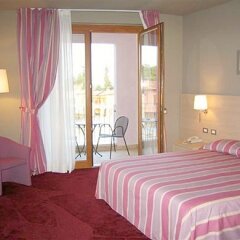 Отель Manerba Del Garda Resort Монига-дель-Гарда комната для гостей фото 4
