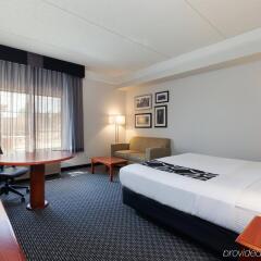 Отель La Quinta Inn & Suites Dallas North Central комната для гостей фото 3