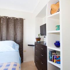 Отель The Bailey's New Kingston Suites удобства в номере