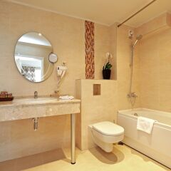 White Rock Castle Suite Hotel ванная