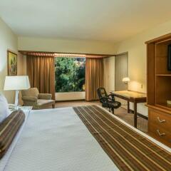 Отель Wyndham Garden Guadalajara Expo сейф в номере