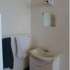 Отель C&N Backpackers Central Station Канада, Ванкувер - отзывы, цены и фото номеров - забронировать отель C&N Backpackers Central Station онлайн ванная фото 2