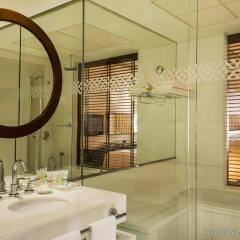 Отель Four Points by Sheraton Bur Dubai ОАЭ, Дубай - 1 отзыв об отеле, цены и фото номеров - забронировать отель Four Points by Sheraton Bur Dubai онлайн ванная фото 2