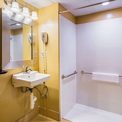 Quality Inn in White Hall, United States of America from 75$, photos, reviews - zenhotels.com bathroom