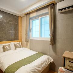 Отель D.H Sinchon Guesthouse сейф в номере