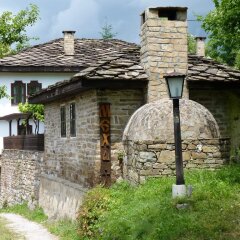 Отель Parlapanova Guest House - Pool Access Боженци приотельная территория