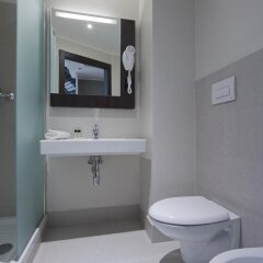 Отель B&B Hotel Bergamo Италия, Бергамо - 7 отзывов об отеле, цены и фото номеров - забронировать отель B&B Hotel Bergamo онлайн ванная фото 2