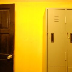 Let it Bee Econo Hostel Ланта сейф в номере