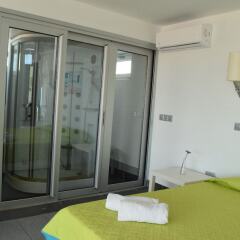 Отель Pambos Napa Rocks Hotel - Adults Only Кипр, Айя-Напа - 13 отзывов об отеле, цены и фото номеров - забронировать отель Pambos Napa Rocks Hotel - Adults Only онлайн балкон
