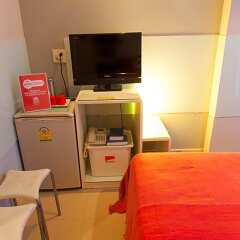 Отель ZEN Rooms Prathunam 17 удобства в номере