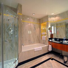 Отель Prague Marriott Hotel Чехия, Прага - 10 отзывов об отеле, цены и фото номеров - забронировать отель Prague Marriott Hotel онлайн ванная фото 2