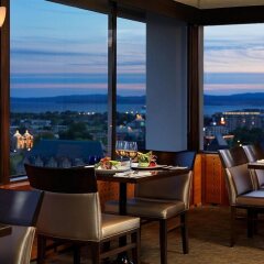 Отель Chateau Victoria Hotel & Suites Канада, Виктория - отзывы, цены и фото номеров - забронировать отель Chateau Victoria Hotel & Suites онлайн гостиничный бар