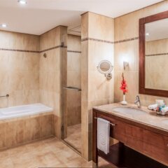Отель Khalidiya Palace Rayhaan by Rotana ОАЭ, Абу-Даби - 13 отзывов об отеле, цены и фото номеров - забронировать отель Khalidiya Palace Rayhaan by Rotana онлайн ванная