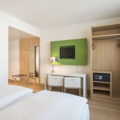 Отель NH Berlin Potsdamer Platz Германия, Берлин - 1 отзыв об отеле, цены и фото номеров - забронировать отель NH Berlin Potsdamer Platz онлайн сейф в номере