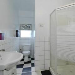 Отель C&N Backpackers Hostel Vancouver Канада, Ванкувер - отзывы, цены и фото номеров - забронировать отель C&N Backpackers Hostel Vancouver онлайн ванная фото 2