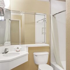 Отель Super 8 by Wyndham Los Angeles Downtown ванная фото 2